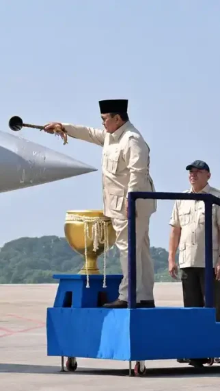 Ilustrasi yang menggambarkan perubahan opini publik tentang Pers Publik.