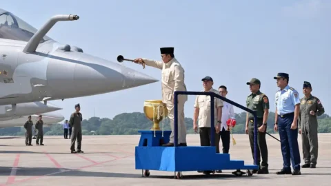  <span class="title-text">Prabowo Serahkan Rafale dan Alutsista Strategis untuk Perkuat Pertahanan Udara RI</span>