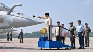 Ilustrasi yang menggambarkan perubahan opini publik tentang Pers Publik.