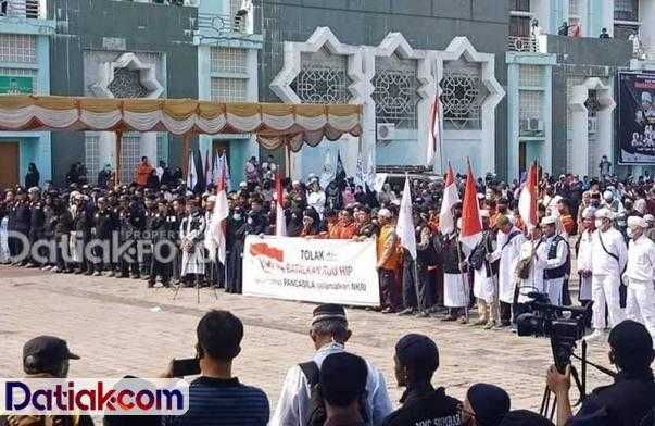Masyarakat yang tergabung dalam Forum Masyarakat Minang (FMM) melakukan aksi orasi menuntut pemerintah membatalkan RUU Haluan Ideologi Pancasila di halaman Masjid Raya Nurul Iman Padang, Minggu (5/7). (Foto: Istimewa)