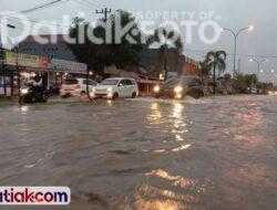 Padang Direndam Banjir, Akses Warga Terganggu