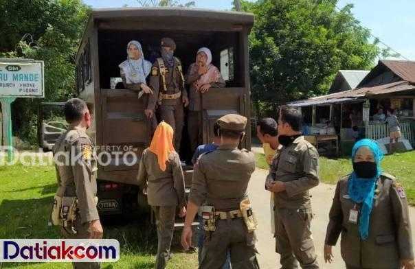 Dua pasangan diduga mesum di Pasir Jambak sudah diamankan petugas SatpolPP Padang di dalam truk operasional trantibum. (Foto: Istimewa)