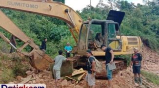 Petugas Polres Solsel memperbaiki link ekskavator yang rusak jelang diangkut ke Mapolres Solsel sebagai barang bukti tambang emas ilegal di Sangir Batang Hari, Minggu (19/7). (Foto: Istimewa)