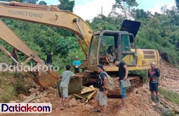 Petugas Polres Solsel memperbaiki link ekskavator yang rusak jelang diangkut ke Mapolres Solsel sebagai barang bukti tambang emas ilegal di Sangir Batang Hari, Minggu (19/7). (Foto: Istimewa)