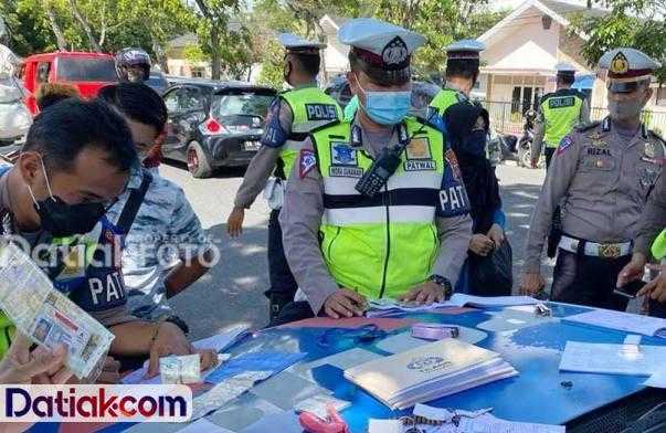 Sejumlah personel polisi menilang pengendaran yang melanggar aturan lalu lintas di Hari Pertama Operasi Patuh Singgalang 2020 di Padang. (Foto: Istimewa)