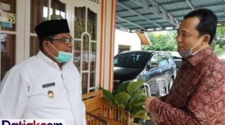 Wakil Bupati Muarojambi, Bambang Bayu Suseno (kanan), saat berbincang dengan Suhatri Bur. (Foto: Humas)