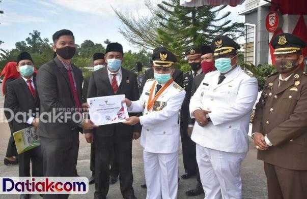 Bupati Padangpariaman Ali Mukhni apresiasi kinerja pelayanan OPD usai upacara HUT ke-75 RI, Senin (17/8). (Foto: Humas)