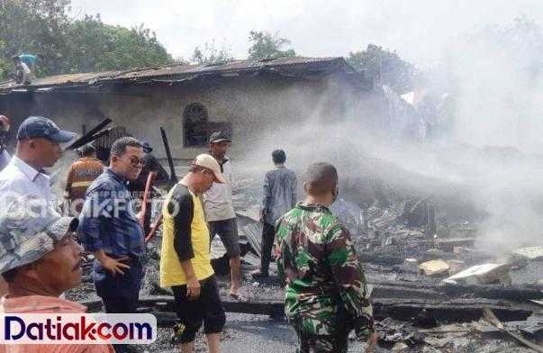 Petugas bersama warga saat memadamkan api tujuh rumah terbakar di Jorong Tigo Batua, Nagari Parambahan, Kecamatan Limo Kaum. (Foto: Istimewa)