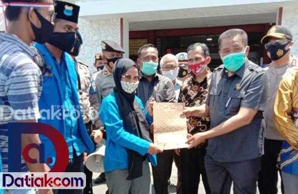 Ketua DPRD Padangpariaman, Arwinsyah menyerahkan fakta integritas PMII yang telah ditandatanganinya kepada Ketua PC PMII Padangpariaman, Sesmi Permatasari. (Foto: Istimewa)