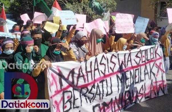 Persatuan Mahasiswa Solok yang mendatangi DPRD Kota Solok untuk menyampaikan penolakan terhadap UU Ciptaker. (Foto: Istimewa)