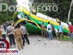 Bus Pariwisata Terbalik di Kabupaten Solok