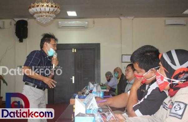 Legafatman ketika berdialog tanya jawab dengan awak media yang menjadi peserta diskusi KIE Keamanan Pangan di Dinkes Padangpariaman, Kamis (5/11).