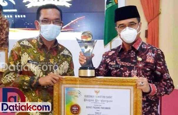 Pjs Bupati Padangpariaman Adib Alfikri, didampingi Kepala Disparpora Jon Kenedi, usai menerima penghargaan ajang Peduli Wisata Award, di Auditorium Kegubenuran Sumbar, kemarin (19/11). (Foto: Istimewa)