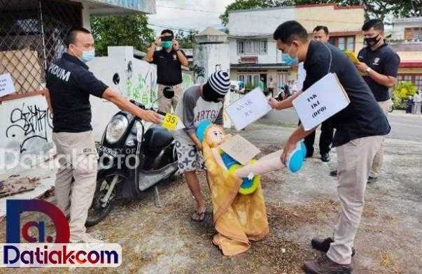 Satreskrim Polres Bukittinggi menggelar pra-rekonstruksi kasus pembunuhan seorang remaja di kawasan pendakian Wowo, Kamis (17/12). (Foto: Istimewa)