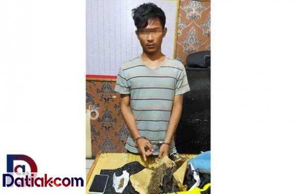 Tersangka JR dan barang bukti yang diamankan di Mapolres Mentawai. JR diduga menjadi pengedar narkoba di Siberut Selatan. (Foto: Istimewa)