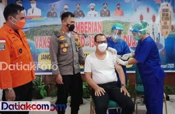 Bupati Mentawai divaksinasi di Aula Sekretariat Daerah Kantor Bupati Kepulauan Mentawai, setelah menjalani serangkaian tes kesehatan, Rabu (17/2). (Foto: Humas)