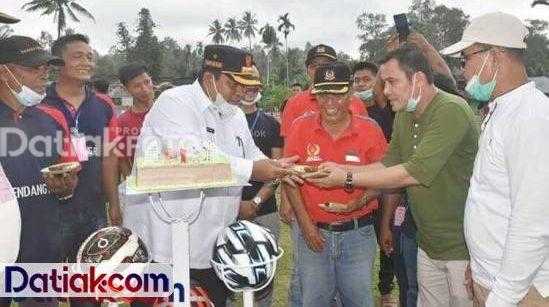 Bupati Padangpariaman Suhatri Bur saat menghadiri pembukaan Turnamen Kampung Bendang FC. (Foto: Humas)
