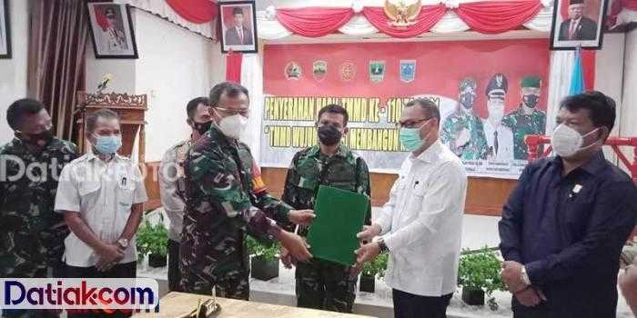 Bupati Mentawai Yudas Sabaggalet dan Kasiter Korem 03 Wirabraja Kolonel Kav Husnizon, saat penutupan program TMMD 110 di Mentawai.