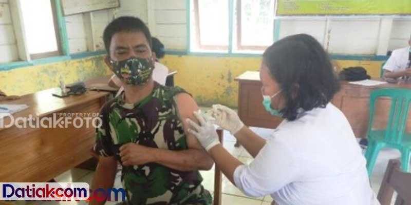 Babinsa Koramil 02/Muara Siberut, Serda Rudi saat divaksinasi. Ia mendukung suksesnya vaksinasi lansia di Mentawai.
