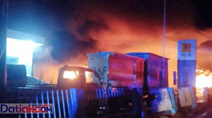 Kantor PLN ULP Balaiselasa, Kabupaten Pesisir terbakar