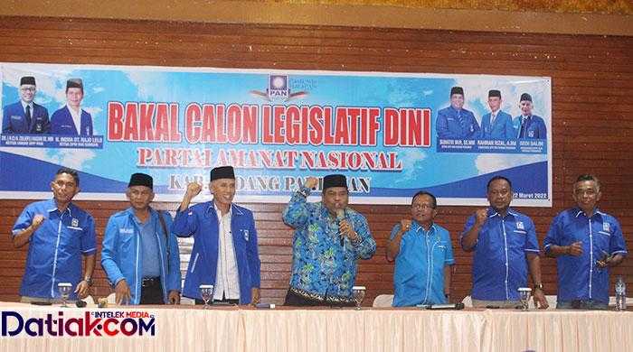 Ketua DPD PAN Padangpariaman Suhatri Bur saat jumpa pers