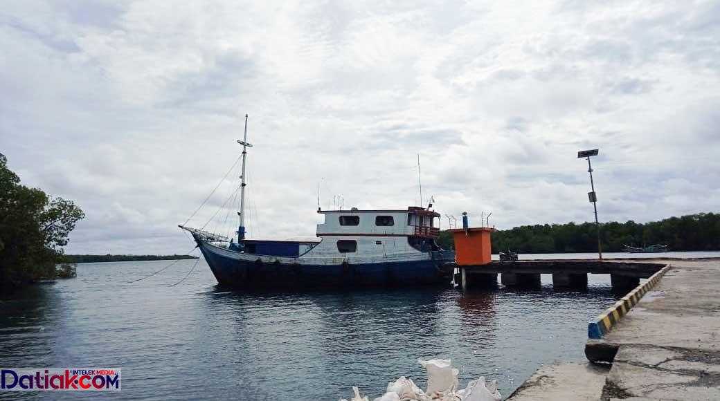 Kapal antar pulau di Mentawai