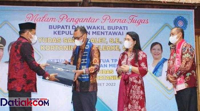 Wakil Bupati Padangpariaman Rahmang memberi kado untuk Bupati Mentawai