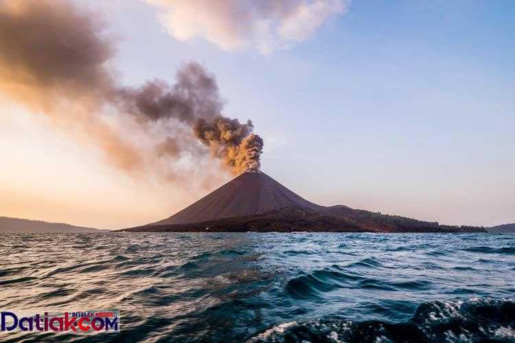 Gunung Anak Krakatau saat erupsi