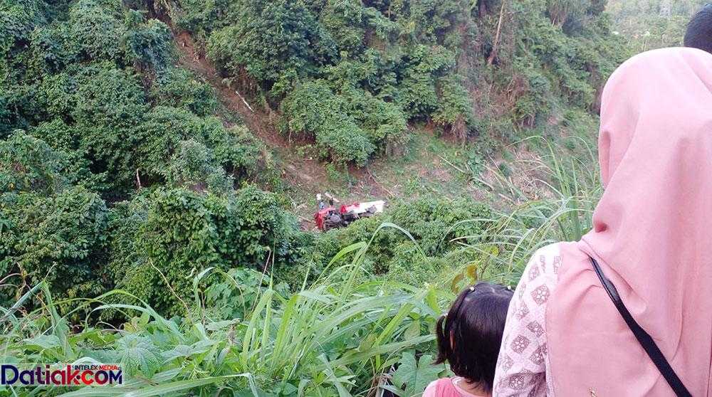 truk tangki Pertamina masuk jurang di Bukit Pulai, Kecamatan Batang Kapas, Kabupaten Pesisir