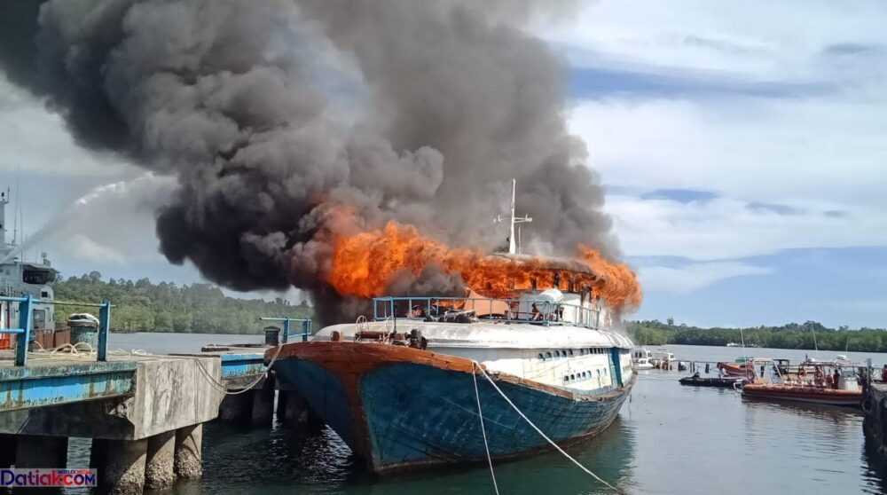 Kapal antar pulau beriloga terbakar