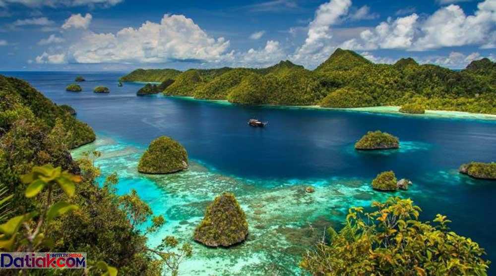 Tempat Wisata di Pulau Papua Tourist Attractions on The Island of Papua