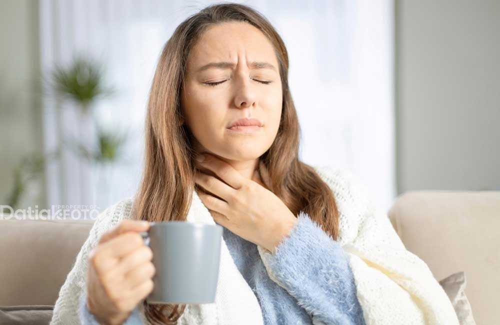 10 Cara Mengatasi Radang Tenggorokan Paling Efektif yang Bisa Anda Coba