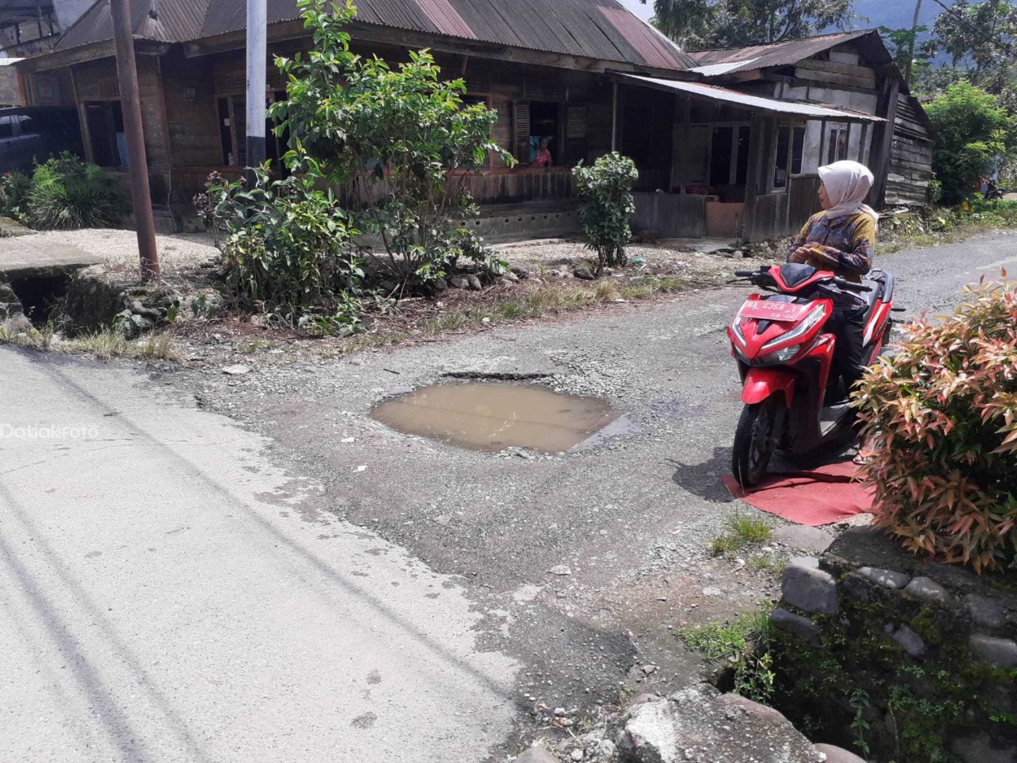 Jalan di Pusat Kabupaten Solsel Buruk Isril Mengkritik Bupati Langsung Gerak
