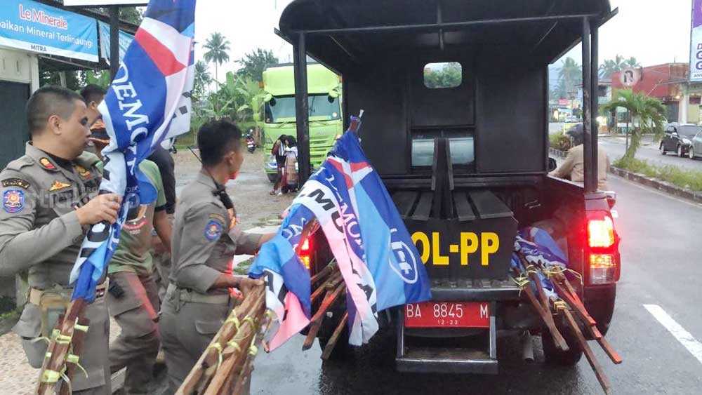 banyak bendera partai politik dibongkar satpolpp