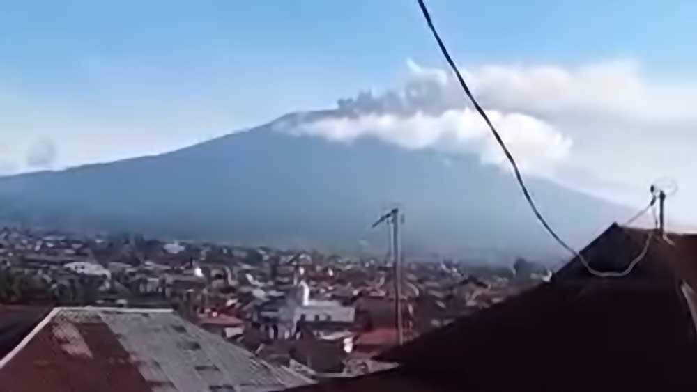erupsi gunung marapi meningkat pvmbg minta warga pa