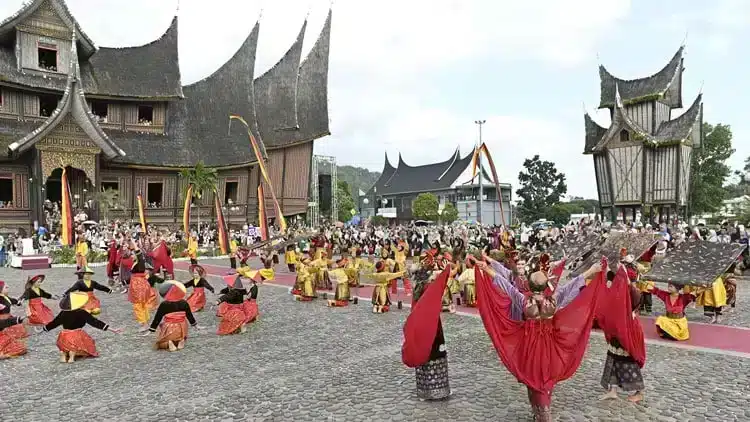 Ilustrasi yang membantu memahami berita tentang Seni dan Budaya Minangkabau,seni di Sumatera Barat,seni Minangkabau,budaya Minangkabau lebih baik.